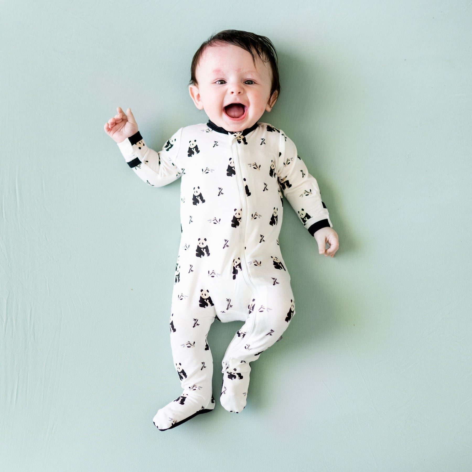 Kyte BABY Zippered Footie in Black and White Zen